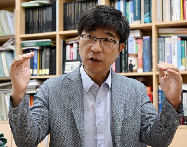 한국국제통상학회장인 허정 서강대 경제학과 교수가 7일 서울경제신문과의 인터뷰에서 “우리의 통상 정책을 기술과 경제안보 중심으로 재정비하고 시장을 선도하기 위한 한국형 통상 전략을 수립해야 한다”고 강조하고 있다. 성형주 기자