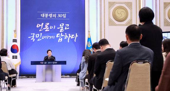 이재명 대통령이 7월 3일 청와대 영빈관에서 열린 '대통령의 30일, 언론이 묻고 국민에게 답하다' 기자회견에서 출입기자들 질문을 듣고 있다. 대통령실통신사진기자단