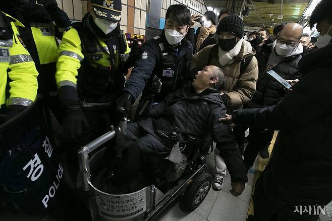 2023년 1월3일 전국장애인차별철폐연대는 서울 지하철 4호선 역에서 장애인 권리 예산 확보를 위한 ‘출근길 지하철 탑니다’ 시위를 열었다. ⓒ시사IN 이명익