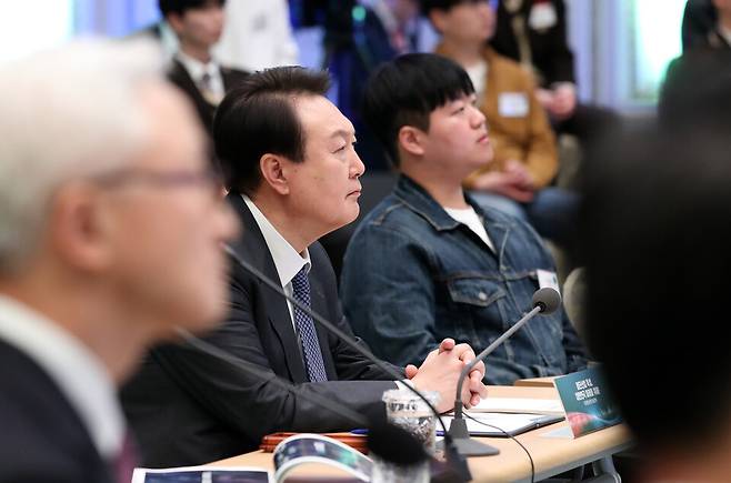 윤석열 전 대통령이 지난 2023년 3월15일 청와대 영빈관에서 열린 제14차 비상경제민생회의에서 원희룡 국토교통부 장관의 국가첨단산업벨트 추진계획 발표를 경청하고 있다. ⓒ연합뉴스