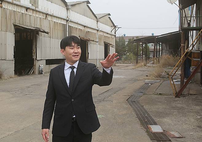 ㈜더 채움의 김한별 대표가 영화나 드라마 등 영상 콘텐츠 촬영장으로 활용하고 있는 폐공장에 대해 설명하고 있다. Ⓒ구자익 기자