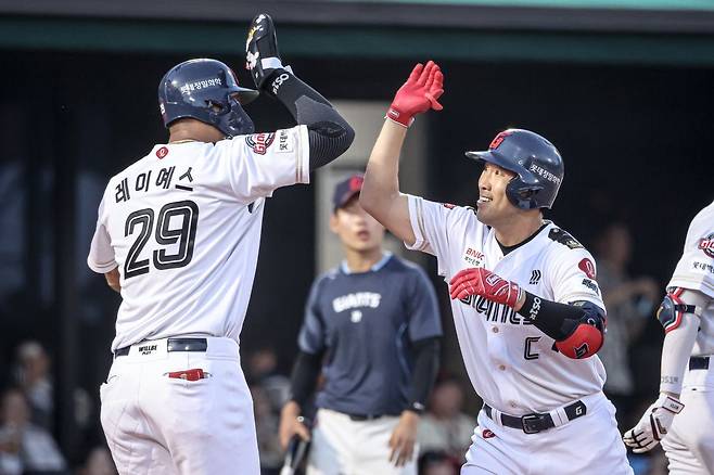 롯데 전준우(오른쪽)와 빅터 레이예스. 사진제공｜롯데 자이언츠