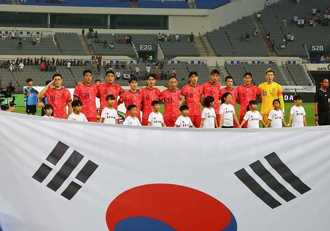 7일 한국과 중국의 E-1 챔피언십 1차전이 펼쳐진 용인미르스타디움은 직전인데도 빈 좌석이 많았다. 용인시는 경기장 접근성 증대를 위해 경기시간 전후로 교통편을 늘렸지만, 큰 효과는 없어 보였다. 킥오프 직전 애국가를 제창하는 한국 선수들. 용인｜뉴시스
