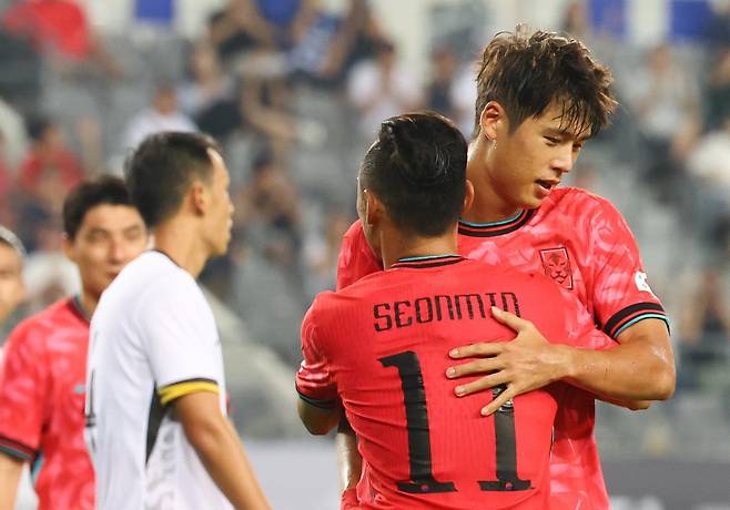 축구국가대표팀 수비수 김주성(뒤)이 7일 용인미르스타디움에서 열린 중국과 E-1 챔피언십 1차전에서 팀의 세 번째 골을 넣은 뒤 문선민과 포옹하고 있다. 용인｜뉴시스