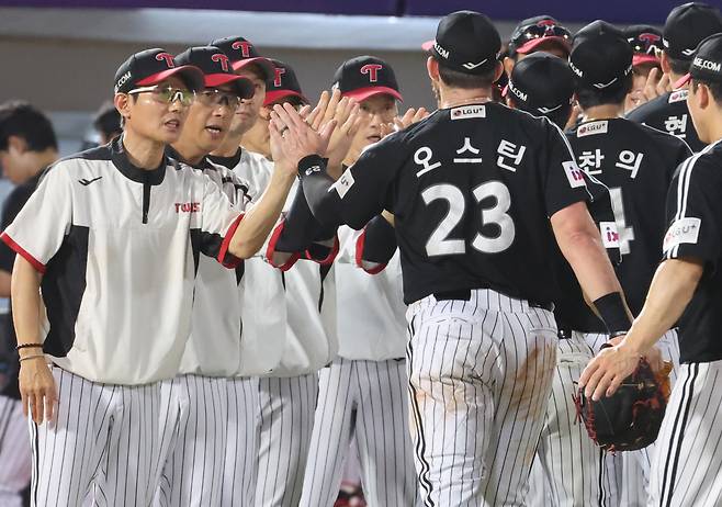 LG 선수들이 지난 1일 부산 사직야구장에서 열린 롯데전에서 승리한 후 염경엽 감독과 하이파이브 하고 있다. 연합뉴스