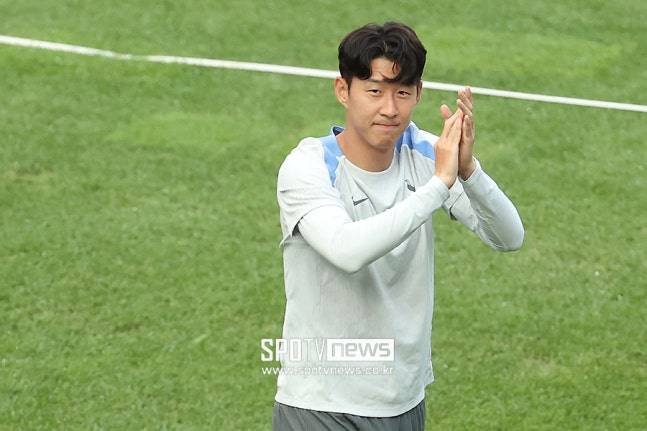 ▲ 손흥민은 일단 토트넘에 합류해 상황을 살필 것으로 보인다. 이번 주 프리시즌 훈련에 가담할 손흥민은 토마스 프랭크 신임 감독과 허심탄회한 면담 자리를 마련할 예정이다. 그동안 보여준 헌신에 따라 잔류 여부를 결정할 수 있는 손흥민은 조금 더 남겠다는 입장을 밝힐 수 있다. ⓒ 곽혜미 기자