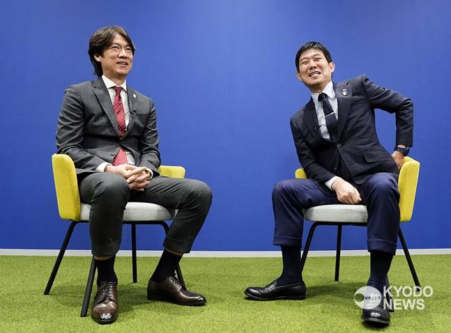 홍명보(왼쪽) 감독과 모리야스 하지메 감독이 대화를 나누며 환하게 웃고 있다. /사진=교도 통신 제공