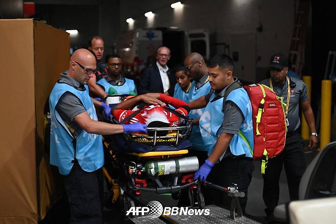 바이에른 뮌헨 공격수 자말 무시알라가 6일(한국시간) 미국 조지아주 애틀랜타의 메르세데스 벤츠 스타디움에서 열린 2025 국제축구연맹(FIFA) 클럽 월드컵 8강 파리 생제르맹(PSG)전에서 상대 골키퍼와 충돌로 다리가 뒤틀리는 부상을 당한 뒤 들것에 실려 병원으로 후송되고 있다. 독일 현지에선 종아리뼈 골절과 인대 손상 등 회복에 4~5개월이 필요할 것으로 보고 있다. /AFPBBNews=뉴스1