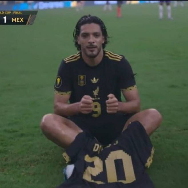 멕시코 축구대표팀 공격수 라울 히메네스가 7일(한국시간) 미국 휴스턴의 NRG 스타디움에서 열린 2025 북중미카리브축구연맹(CONCACAF) 골드컵 결승 미국전에서 골을 터뜨린 뒤 미리 준비한 디오구 조타의 유니폼까지 활용해 게임 세리머니를 하고 있다. /사진=중계화면 캡처