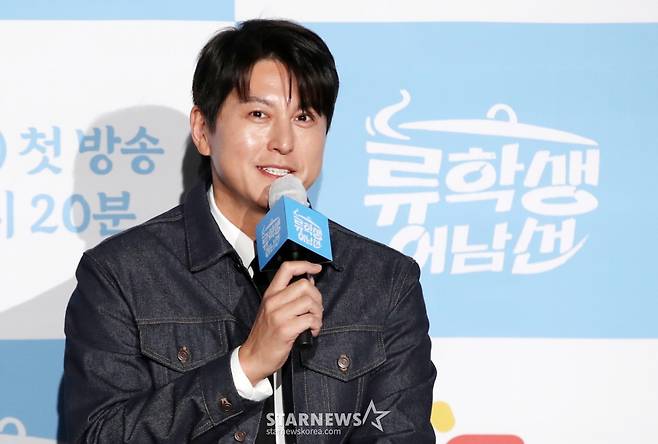 배우 류수영이 15일 오전 서울 종로구 씨네큐브에서 열린 E채널 '류학생 어남선' 제작발표회에 참석해 질의응답을 하고 있다. /2025.05.15 /사진=김휘선 hwijpg@