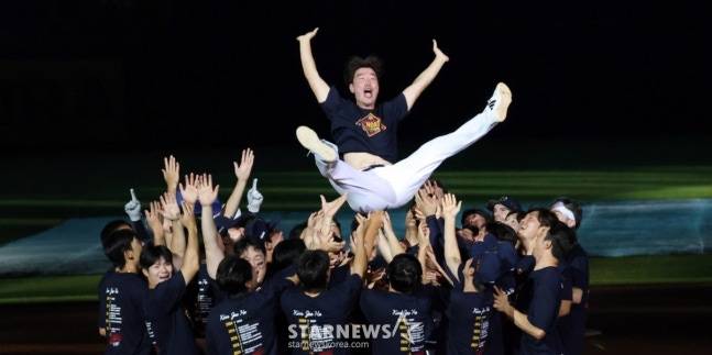 전 두산 김재호(맨 위)가 6일 잠실 KT전 종료 후 자신의 은퇴식에서 동료들의 헹가개를 받고 있다. /사진=강영조 선임기자