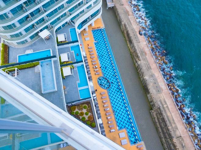 수영장은 바다를 마주하고 있다