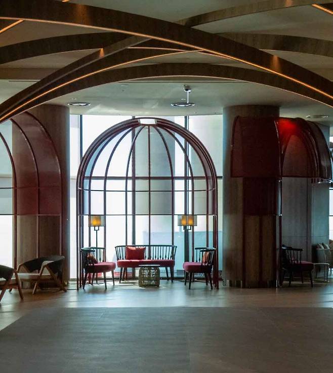 로비 곳곳에 휴식 공간이 마련돼 있다