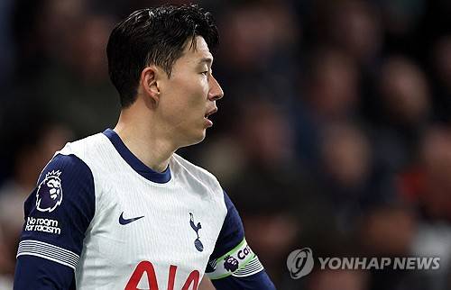 영국 매체 '더선'은 6일 손흥민이 새로운 도전에 준비가 되어있음에도 불구하고 미국 메이저리그사커(MLS)행을 거절할 거라고 보도했다.&nbsp;매체는 '미국 LAFC가 손흥민을 놓칠 것으로 보인다. LAFC는 릴로 이적한 전 아스널, 첼시 스트라이커 올리비에 지루의 빅네임 대체자로 손흥민을 노렸다. 하지만 지금 미국으로의 이적은 이 단계에서 일어나지 않을 것이며 LAFC는 1월이나 다음 12개월까지 기다려야 할 것'이라고 했다. 연합뉴스