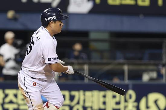 두산 베어스가 6일 서울 잠실야구장에서 2025 신한 SOL 뱅크 KBO리그 KT 위즈전을 치러 8대 7 대역전승을 거뒀다. 김재호의 은퇴 경기 및 은퇴식이 열린 날 함께 왕조 시절 주역이었던 양의지와 김재환의 활약 속에 거둔 승리라 더 뜻깊었다. 두산 베어스