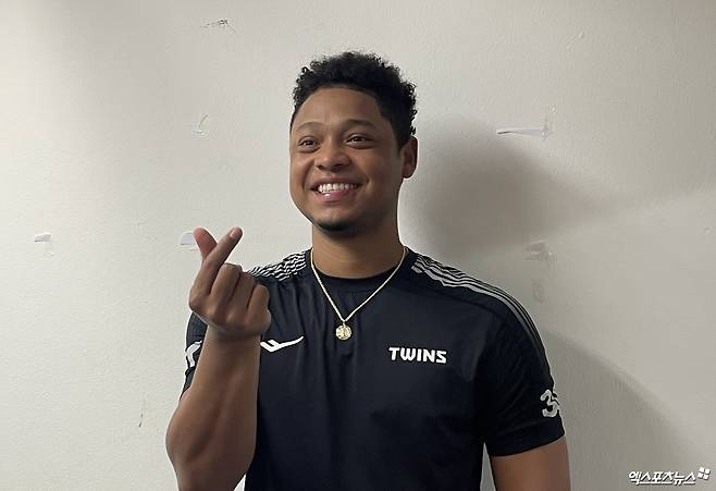 지난 6일 대구 삼성라이온즈파크에서 2025 신한 SOL Bank KBO리그 삼성 라이온즈와 원정경기에서 선발승을 따낸 LG 트윈스 엘리에이저 에르난데스가 경기 후 취재진과 인터뷰에 응하고 있다. 엑스포츠뉴스 대구, 김유민 기자