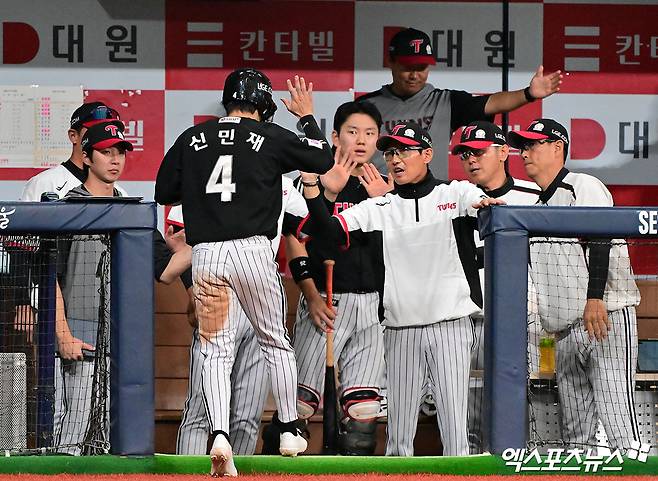 지난달 8일 오후 서울 구로구 고척스카이돔에서 열린 '2025 신한 SOL Bank KBO리그' LG 트윈스와 키움 히어로즈의 경기, 6회초 무사 1루 LG 신민재가 김현수의 1타점 2루타때 득점에 성공한 후 염경엽 감독의 축하를 받고 있다. 엑스포츠뉴스 DB