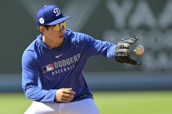 LA 다저스 김혜성은 7일(한국시간) 미국 캘리포니아주 로스앤젤레스의 다저스타디움에서 열린 2025 미국 메이저리그(MLB) 휴스턴 애스트로스와의 경기에서 6번타자 겸 2루수로 선발 출전, 4타수 1안타 1삼진을 기록했다. 수비에서도 두 차례 하이라이트를 만들어내며 현지 중계진의 감탄을 자아냈다. 연합뉴스