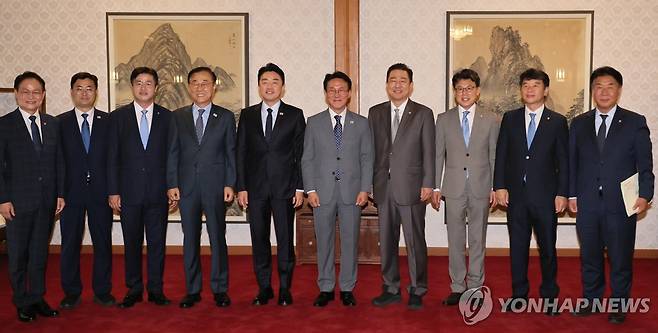 고위당정협의회 기념 촬영 (서울=연합뉴스) 이정훈 기자 = 김민석 국무총리가 6일 서울 종로구 삼청동 총리공관에서 열린 고위당정협의회에서 더불어민주당 김병기 대표 직무대행 겸 원내대표, 강훈식 대통령 비서실장 등 참석자들과 기념 촬영하고 있다. 2025.7.6 uwg806@yna.co.kr