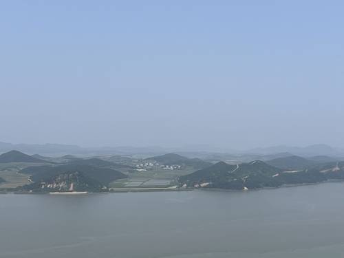 스타벅스 김포 애기봉생태공원점 앞에서 본 북한 황해도 개풍군 [촬영 김윤구]