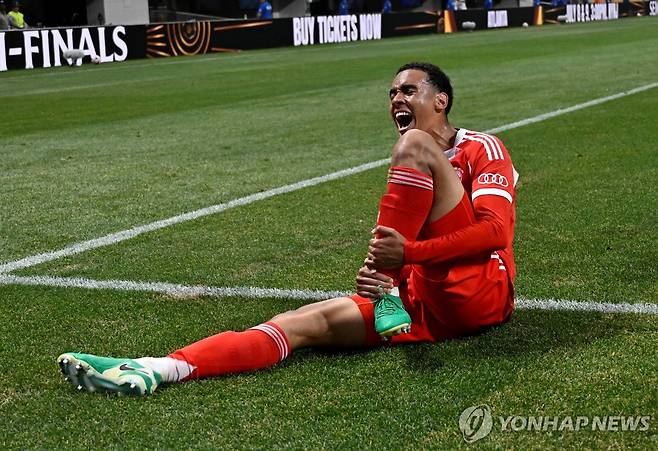 왼쪽 정강이와 발목 부상으로 고통을 호소하는 뮌헨의 자말 무시알라 [로이터=연합뉴스]