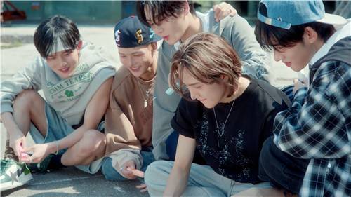 '멀티버스' 발매한 유니버스 [씽잉비틀 제공. 재판매 및 DB 금지]