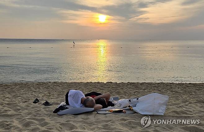 열대야 피해 바닷가에서 꿀잠 (강릉=연합뉴스) 유형재 기자 = 강원 강릉지역에 지난 6월 29일부터 7일째 열대야가 지속되는 가운데 6일 새벽 무더위에 잠을 못 이룬 피서객과 시민들이 경포해변 백사장에서 잠을 자고 있다.
    이날 밤 강릉의 최저기온은 29.5도를 기록했다. 2025.7.6 yoo21@yna.co.kr
