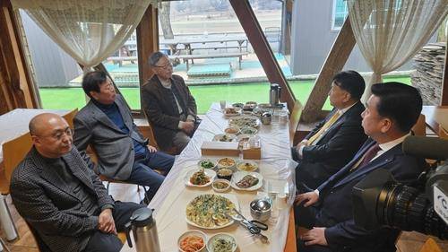 야구계 원로 만나 지원 요청하는 김영환 충북지사와 이범석 청주시장 [연합뉴스 자료사진]