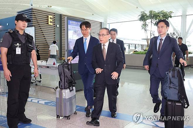 위성락 안보실장 방미…관세·정상회담 논의 전망 (영종도=연합뉴스) 임화영 기자 = 위성락 국가안보실장이 방미 일정을 위해 6일 인천국제공항을 통해 미국 워싱턴DC로 출국하고 있다.
    위 실장은 오는 8일까지 사흘간 미국 정부 고위급 인사들과 상호관세 유예기간, 한미 정상회담 등 양국 간 현안을 논의할 것으로 전망된다. 2025.7.6 hwayoung7@yna.co.kr