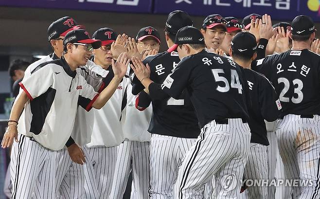승리의 하이 파이브 (부산=연합뉴스) 강선배 기자 = 1일 부산 사직야구장에서 열린 프로야구 LG 트윈스와 롯데 자이언츠의 경기. 롯데에 3대2로 승리한 LG 선수들이 염경엽 감독과 승리의 하이파이브 하고 있다. 2025.7.1 sbkang@yna.co.kr