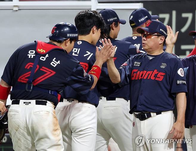 결승타 친 유강남, 김태형 감독과 하이파이브 (광주=연합뉴스) 조남수 기자 = 6일 광주 기아챔피언스필드에서 열린 프로야구 롯데 자이언츠와 KIA 타이거즈의 경기. 롯데 김태형 감독이 5-2 승리를 거둔 유강남 등 선수들과 하이파이브 하고 있다. 2025.7.6 iso64@yna.co.kr