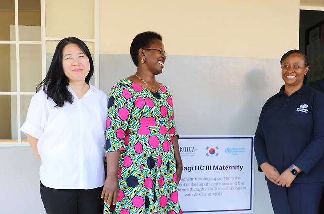 우간다 보건소 개보수 완료 준공식 (서울=연합뉴스) 지난 4일(현지 시각) 우간다 동부 부소가 지역 성·생식·모자·청소년 보건 서비스 개선을 위한 보건 시스템 강화사업 완공식에 참석한 (왼쪽부터)안지희 코이카 우간다 사무소장, 우간다 다이애나 앳윈 보건부 사무차관, 카손데 므윙가 WHO 우간다 대표가 기념사진을 촬영하고 있다. [한국국제협력단 제공]