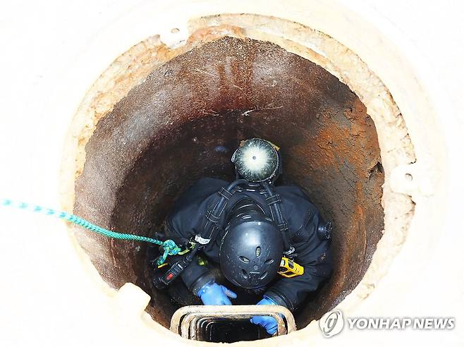 인천 맨홀 실종자 수색 [연합뉴스 자료사진]