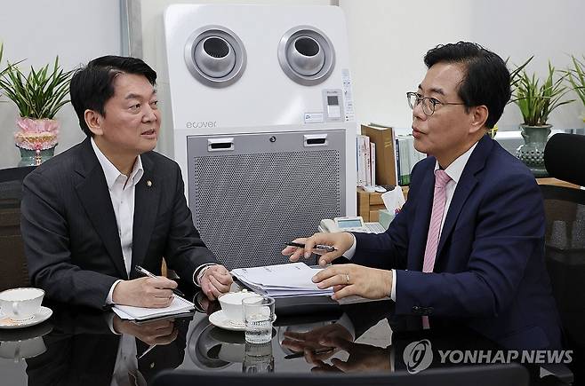송언석 비상대책위원장 만난 안철수 의원 (서울=연합뉴스) 박동주 기자 = 국민의힘 송언석 비상대책위원장 겸 원내대표(오른쪽)와 국민의힘 혁신위원장으로 내정된 안철수 의원이 2일 오후 국회 본청 원내 대표실에서 만나 대화하고 있다. 2025.7.2 [공동취재] pdj6635@yna.co.kr