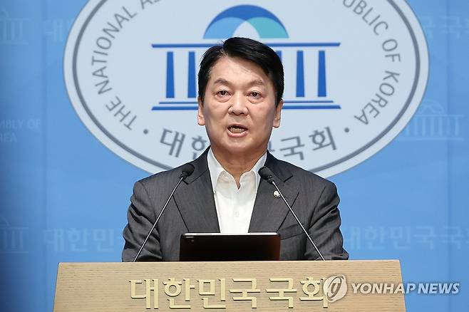 안철수, 혁신위원장 사퇴 전대 출마 (서울=연합뉴스) 김주성 기자 = 국민의힘 혁신위원장을 맡은 안철수 의원이 7일 서울 여의도 국회 소통관에서 위원장을 사퇴하고 전당대회 출마 의사를 밝히고 있다. 2025.7.7 utzza@yna.co.kr