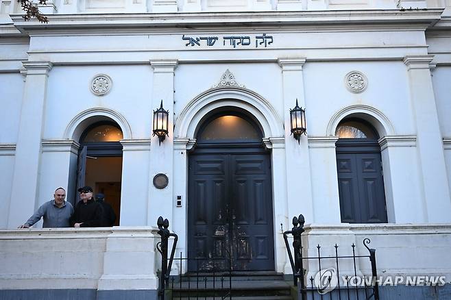 호주, 유대교 회당 방화 남성 체포…테러혐의 조사 지난 4일(현지시간) 방화 공격을 당한 호주 남동부 멜버른 한 유대교 회당의 현관문이 불에 그을린 모습. 2025.07.07
[EPA 연합뉴스 자료사진. 재판매 및 DB 금지]