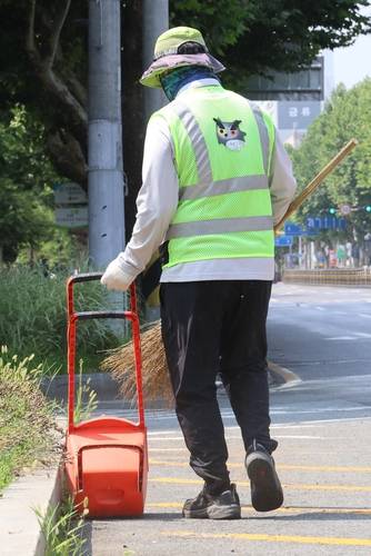 청소하는 김건이(33)씨 [촬영 황수빈]