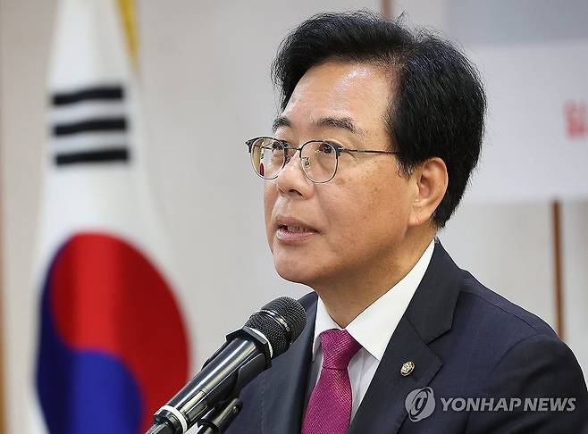 발언하는 송언석 비상대책위원장 (서울=연합뉴스) 박동주 기자 = 7일 서울 여의도 국회 의원회관에서 열린 지속가능한 AI 데이터센터 구축전략 세미나에서 국민의힘 송언석 비상대책위원장 겸 원내대표가 발언하고 있다. 2025.7.7 pdj6635@yna.co.kr