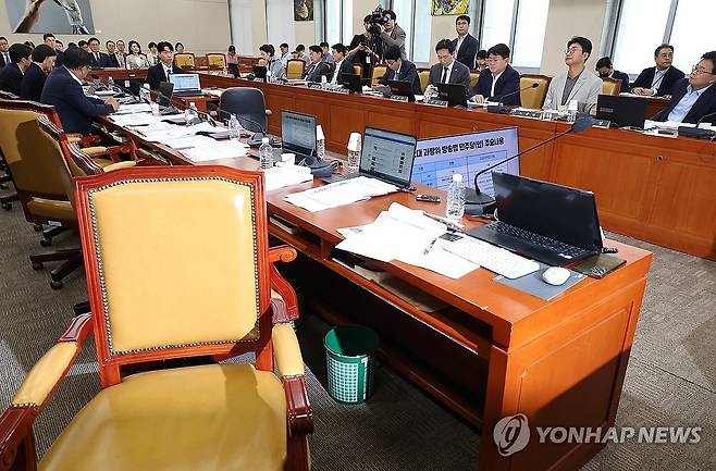 과방위 퇴장한 국민의힘 의원들 (서울=연합뉴스) 김주형 기자 = 7일 서울 여의도 국회에서 열린 과학기술정보방송통신위원회 전체회의에서 여야 의원들이 방송3법과 관련한 의사진행 발언이 오가던 중 국민의힘 의원들이 의사진행에 항의하며 퇴장해 있다. 2025.7.7 kjhpress@yna.co.kr