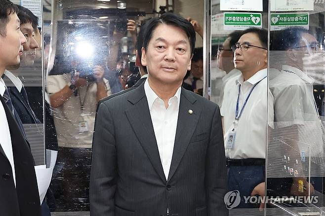 혁신위 거부한 안철수 의원 (서울=연합뉴스) 김주성 기자 = 국민의힘 혁신위원장을 맡은 안철수 의원이 7일 서울 여의도 국회 소통관에서 위원장을 사퇴하고 전당대회 출마 의사를 밝히는 기자회견을 한 뒤 승강기를 타고서 회견장을 떠나고 있다. 2025.7.7 utzza@yna.co.kr
