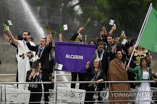 지난해 파리올림픽 개막식 장미를 뿌리며 파리 학살 희생자 추모하는 알제리 선수단 [AP 연합뉴스 자료사진. 재판매 및 DB 금지]
