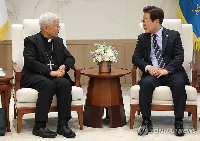 李대통령, 유흥식 추기경 접견…종교계 인사 첫 만남