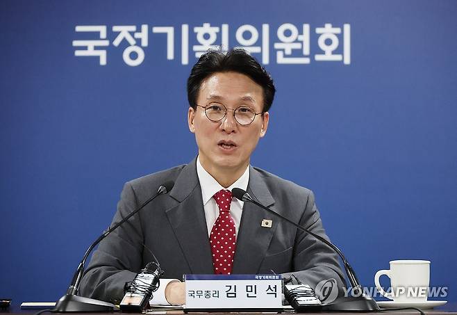 김민석 총리, 국정기획위원회 방문 (서울=연합뉴스) 이정훈 기자 = 김민석 국무총리가 7일 서울 종로구 국정기획위원회에서 열린 전체회의에 참석, 인사말을 하고 있다. 2025.7.7 uwg806@yna.co.kr