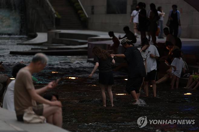 무더위 피해 청계천으로 (서울=연합뉴스) 김인철 기자 = 무더운 날씨의 폭염이 계속되고 있는 6일 저녁 서울 청계천에서 시민들이 더위를 피하고 있다. 2025.7.6 yatoya@yna.co.kr