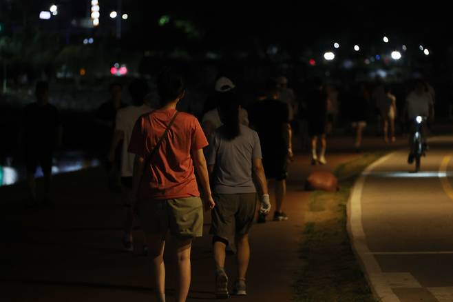 잠 못 드는 대구  (대구=연합뉴스) 박세진 기자 = 열대야가 이어진 7일 대구 신천에서 시민들이 산책하며 더위를 나고 있다. 2025.7.7 psjpsj@yna.co.kr