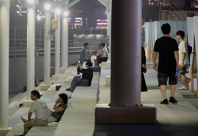 민락수변공원에서 쉬는 시민들 [촬영 박성제]