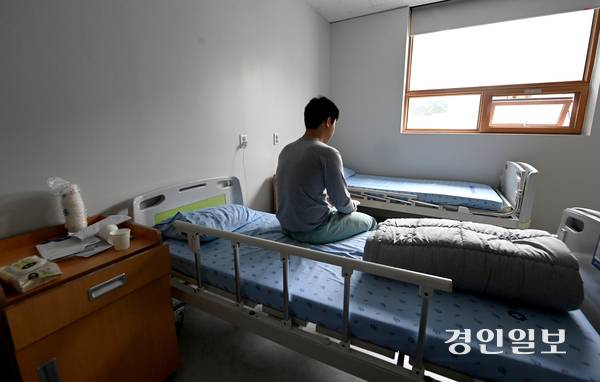 탈북민이 마약 유혹으로부터 무방이 상태에 놓인 것으로 나타나 특단의 대책이 요구된다. 사진은 경기도립정신병원에서 입소자가 창밖을 바라보고있는 모습. /경인일보DB