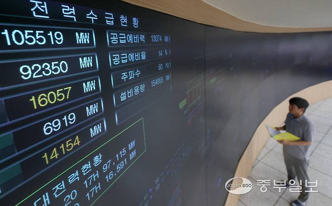 폭염이 이어지며 전력 수요가 급증하고 있는 8일 오후 수원시 영통구 한국전력공사 경기본부 전력관리처 계통운영센터에서 관계자들이 전력수급상황을 주시하고 있다. 김경민기자