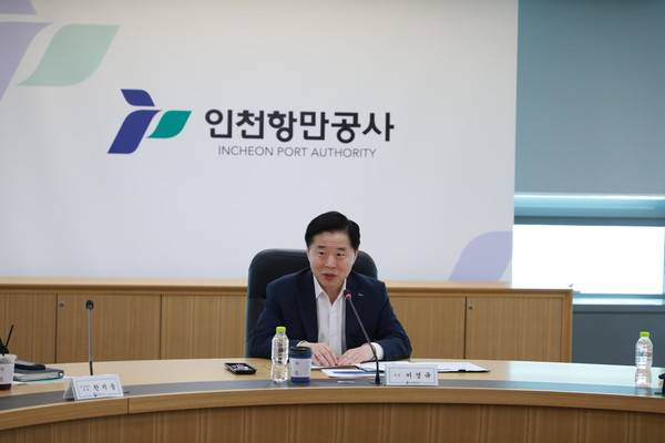 인천항 물동량 감소 대책 회의 주관하는 이경규 인천항만공사 사장.[사진=IPA]