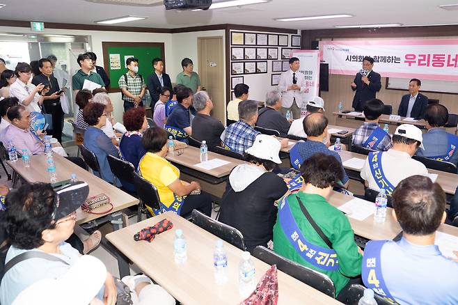 김대중 인천시의회건설교통위원장은 지난 7일 인천시와 함께 '우리 동네 시청' 프로그램의 일환으로 미추홀구 신기시장 일대 주요 민원 현장을 방문했다. <인천시의회 제공>